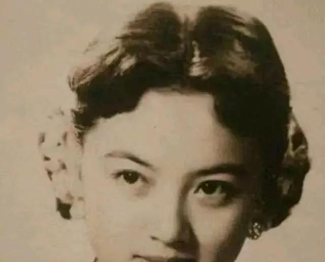 1900年，八国联军侵华，一群德国士兵闯进妓院抢劫，突然一名妓女用一口流利的德语
