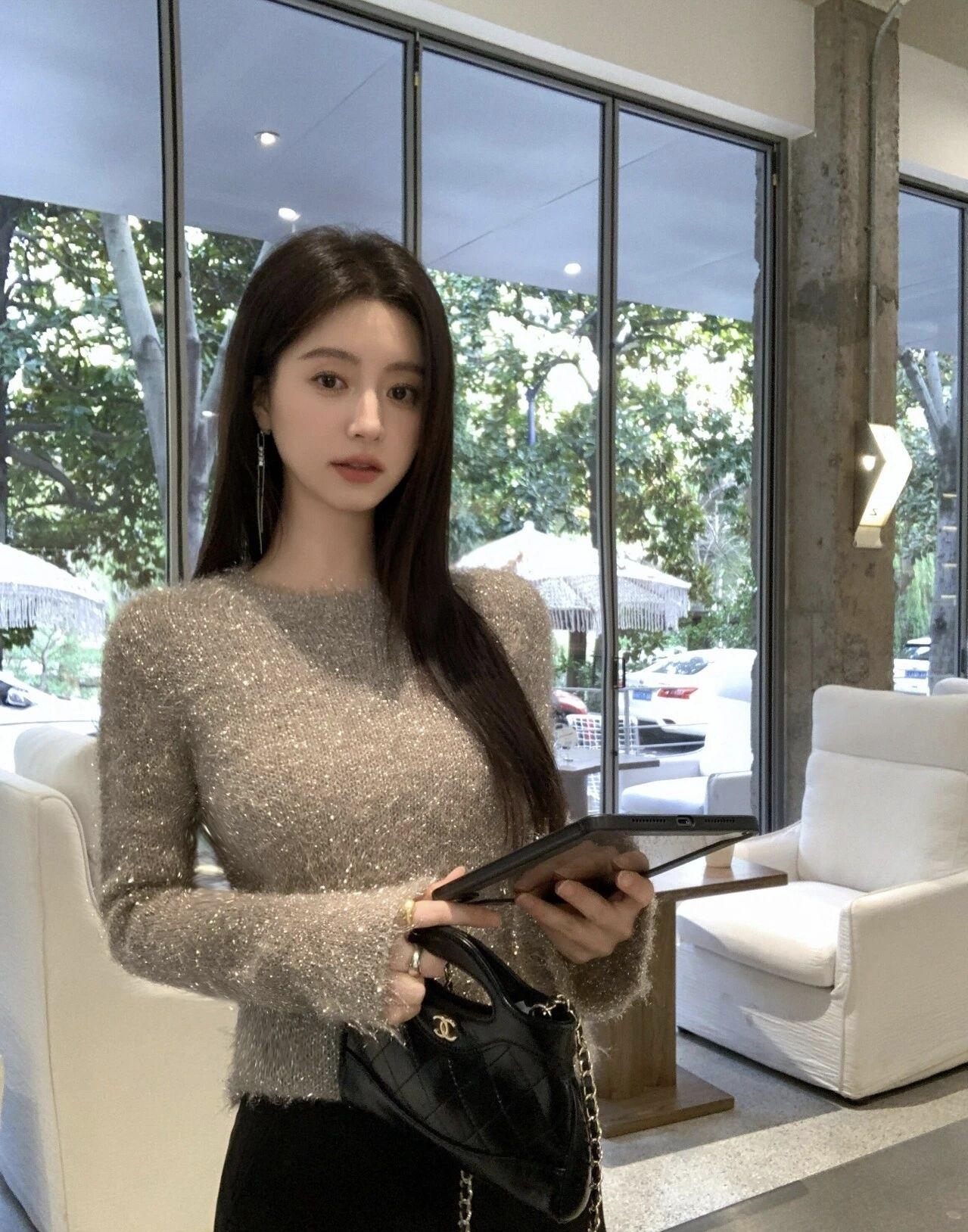 在城市的一隅偷闲，咖啡的温度揉进慵懒的午后，细碎的闪光织就温柔的氛围，日子就该在