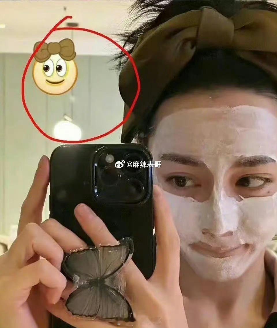 易易紫曝迪丽热巴谈过恋爱这个事，其实粉丝找线索，找的最多的就是黄景瑜。比如同款衣