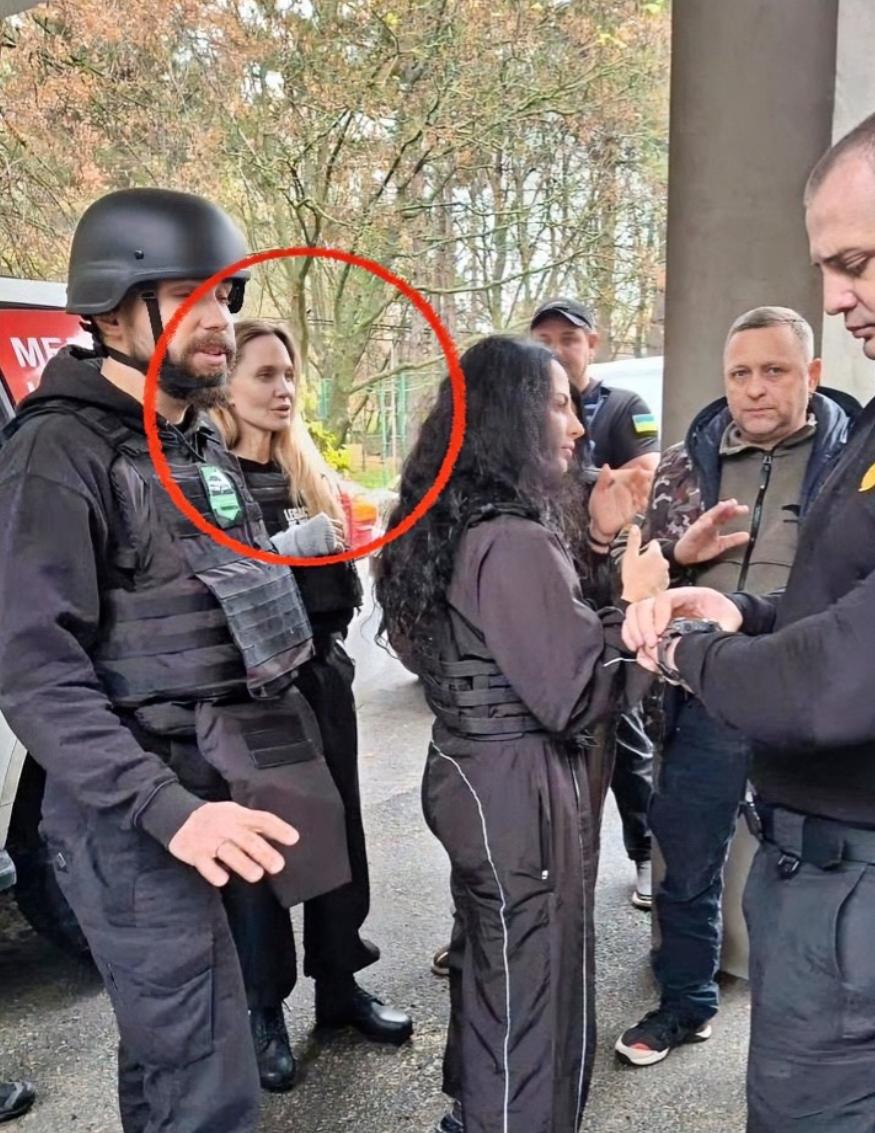 乌克兰真没人了！居然当街抓走了好莱坞巨星朱莉的保镖去当兵！说实话，这就是乌克