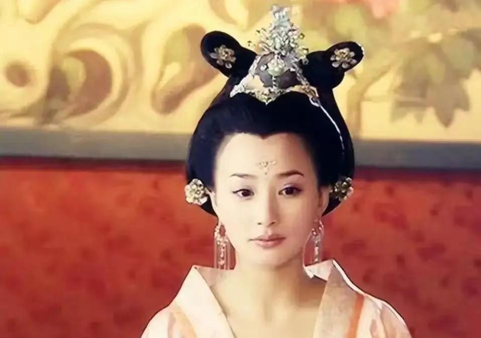 公元976年，宋太宗强行临幸小周后，小周后拼死反抗，咬了他一口，但宋太宗一把掐住