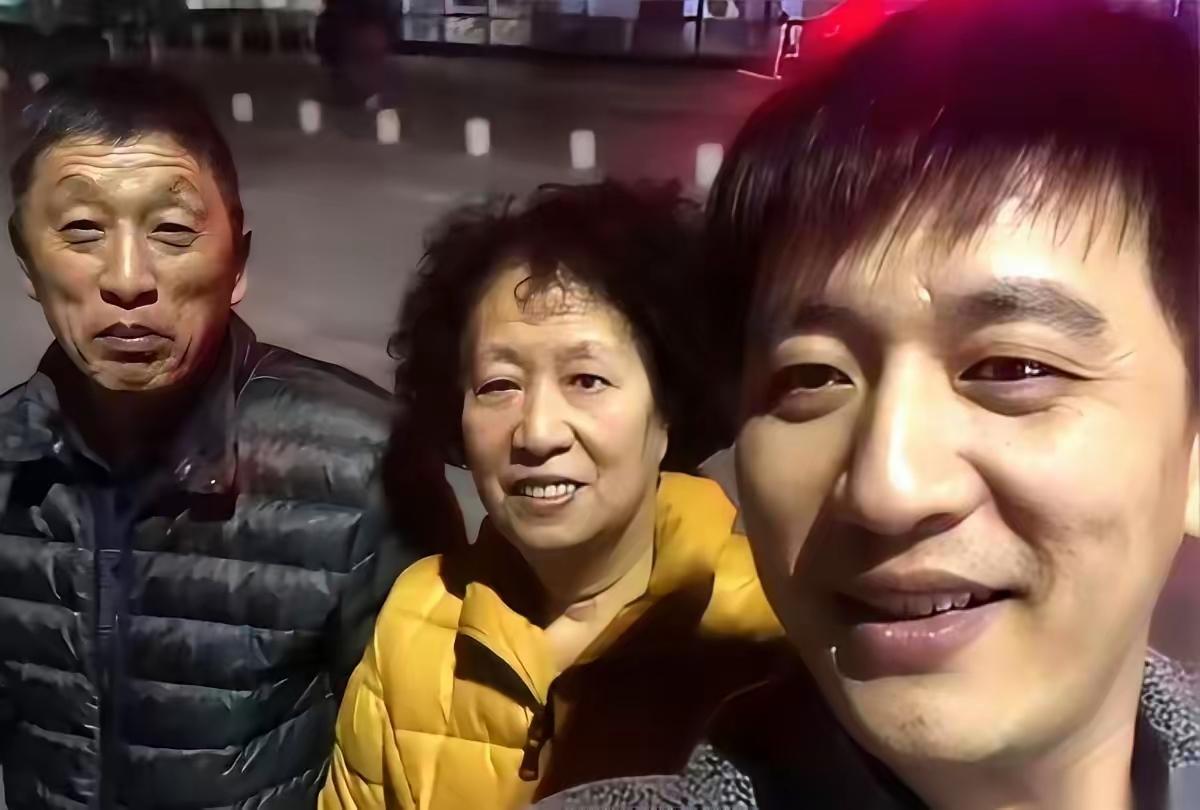 那张疯传的合影，是2017年张雪峰带爸妈去苏州过年拍的。镜头里三个人，靠在一起