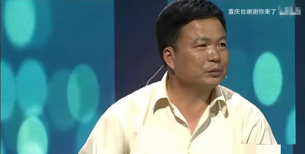 山东临沂一45岁男子，资助17岁贫困女孩上学，女孩毕业上门感谢，男子却红着眼说：