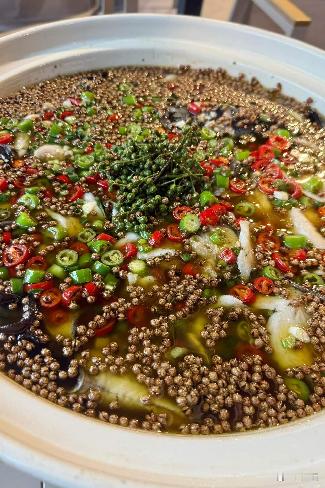 晚餐在大邑斜源“乡味厨房”吃的青花椒鱼，做得不错，色香味俱全，我这个不喜欢吃鱼的