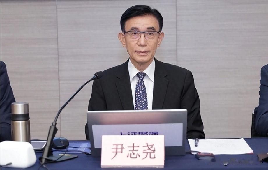 美国人最怕的事，还是发生了。一个81岁的老头，尹志尧，在硅谷功成名就，拿着百万