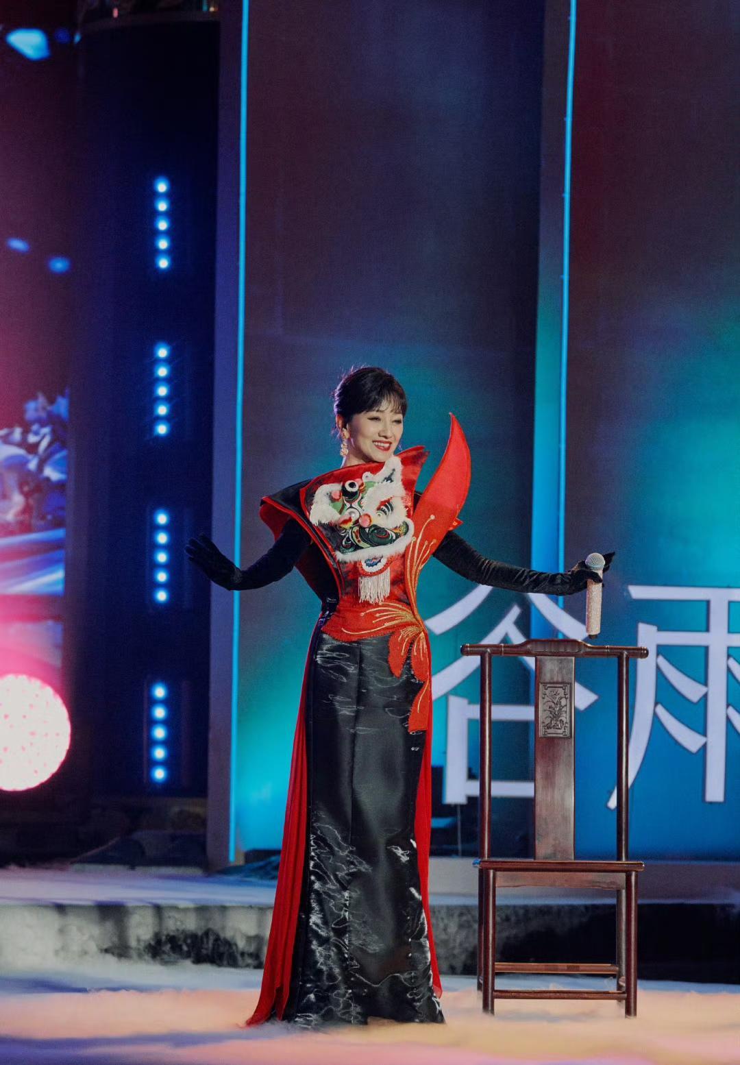 赵雅芝晒超级歌会造型，别有一番风情！不得不说，赵雅芝的这个造型，韵味飘飘，内