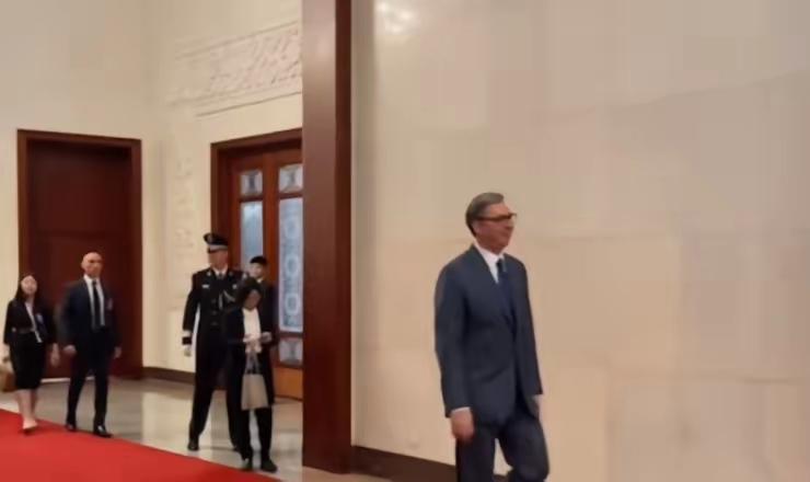 武契奇这大个子真是走到哪都扎眼。5月25日下午，他现身人民大会堂，换了一身灰