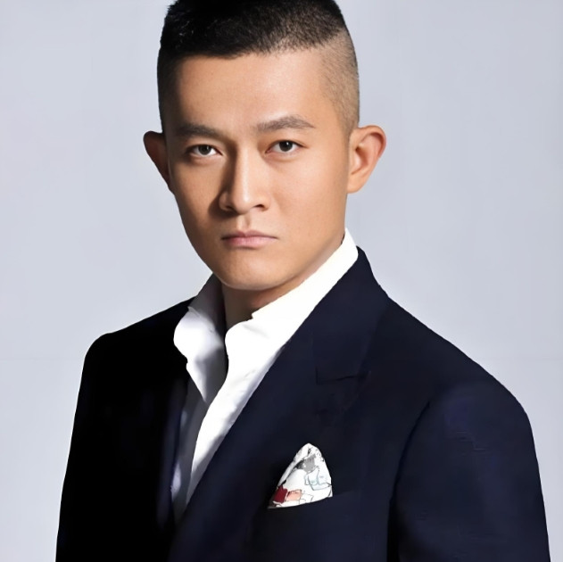 2002年，杨志刚和江珊合作拍戏。突然，杨志刚从背后搂住她的腰，几秒后，江珊说：
