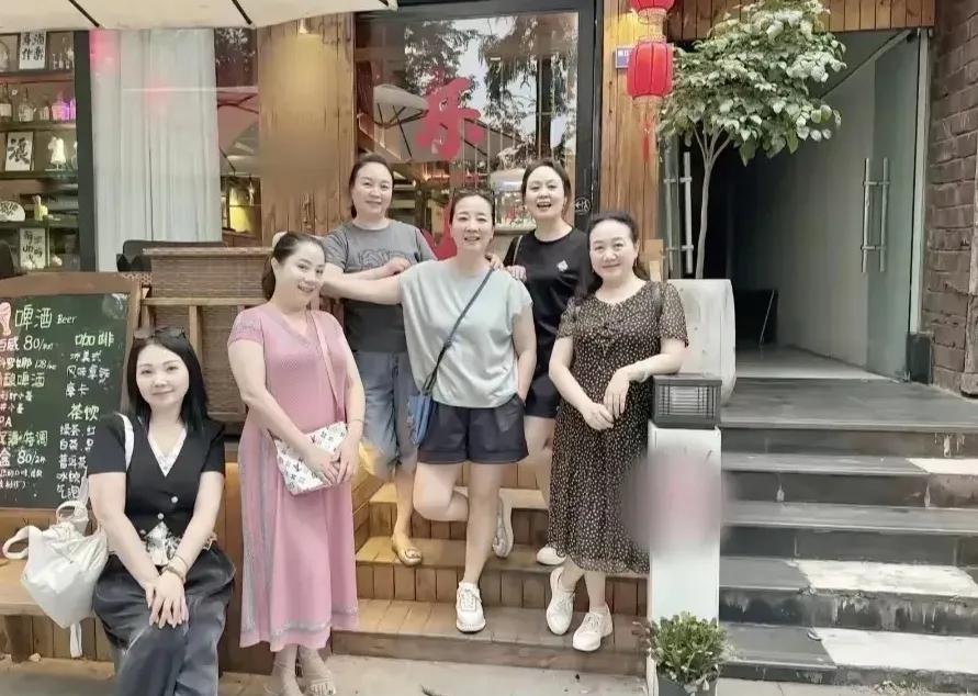 看了陈小艺与闺蜜团的这张合影，我悟了：第一，50岁以上的女人，穿短裤照样好看。