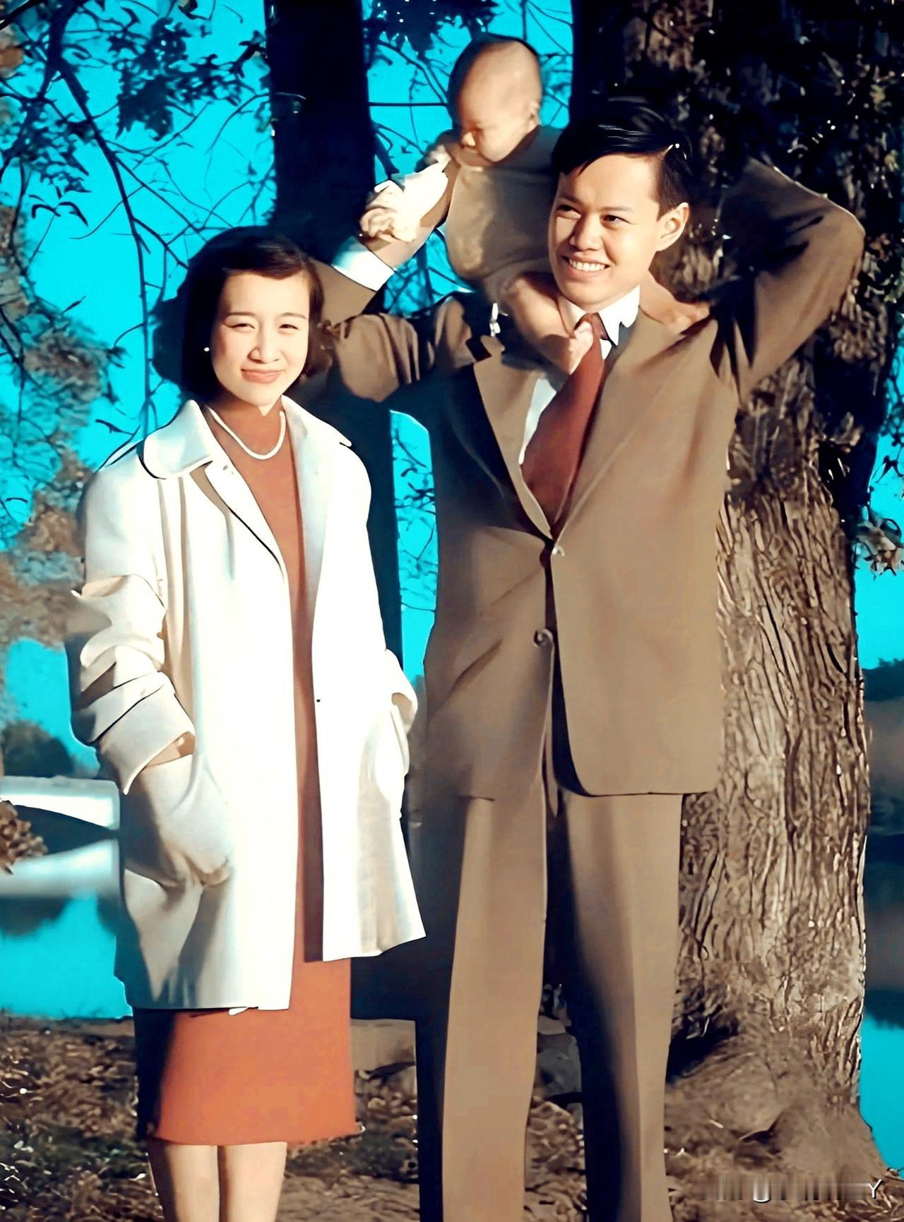 一九五一年，美国，杨振宁和夫人杜致礼及年幼的儿子杨光诺的珍贵合影，彼时初为人父的