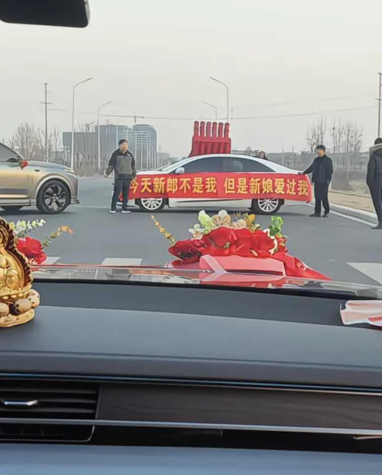 这是对新娘有多大的仇，多大的恨，连她的大喜日子也不放过。如果是金钱上的纠葛，大