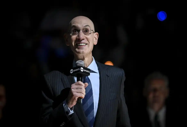 肖华语出惊人啊！一句话得罪球迷。NBA总裁肖华近日在接受采访时表示，联盟未来