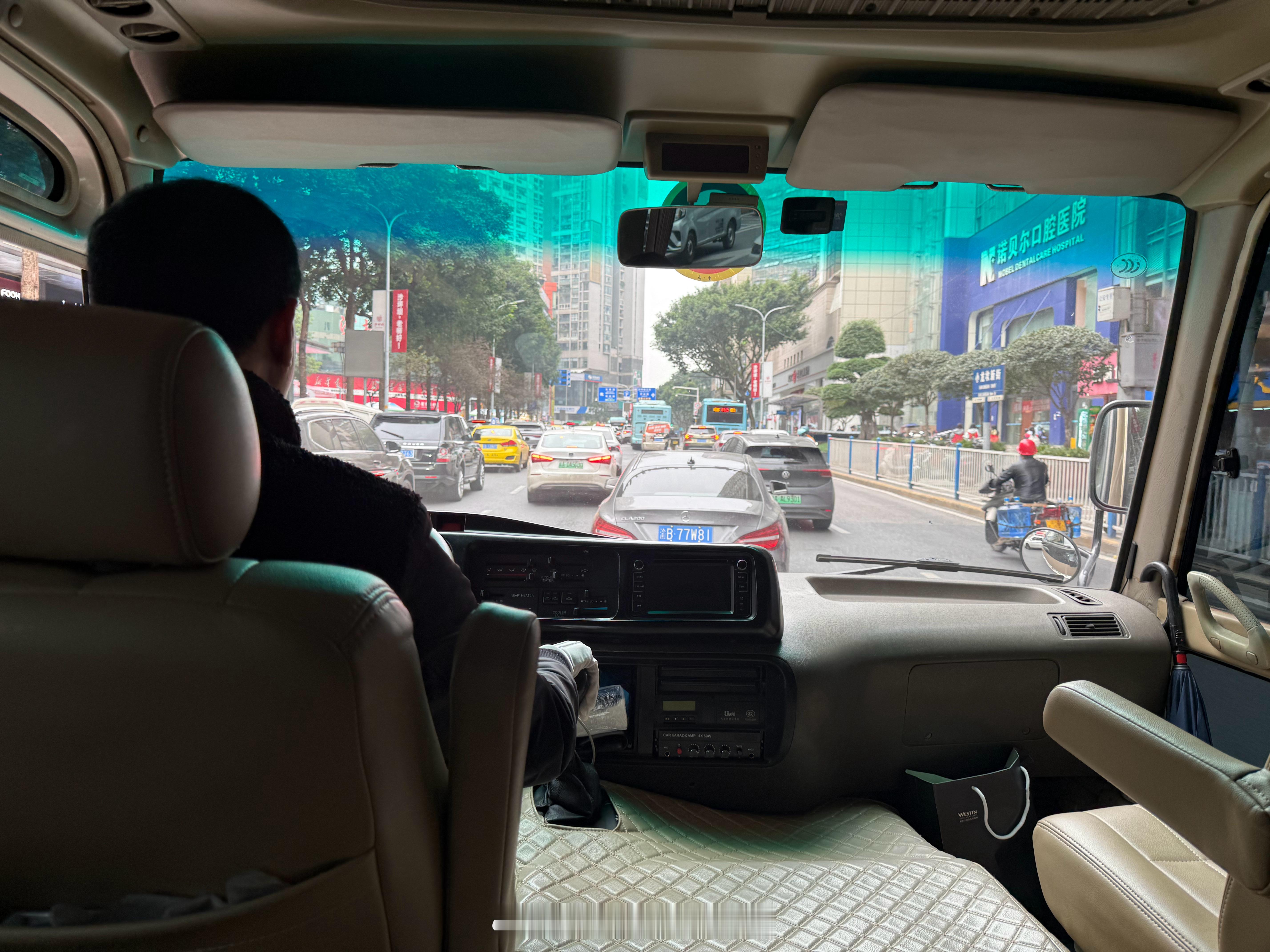 重庆师傅开车这是真猛啊，我服了。。