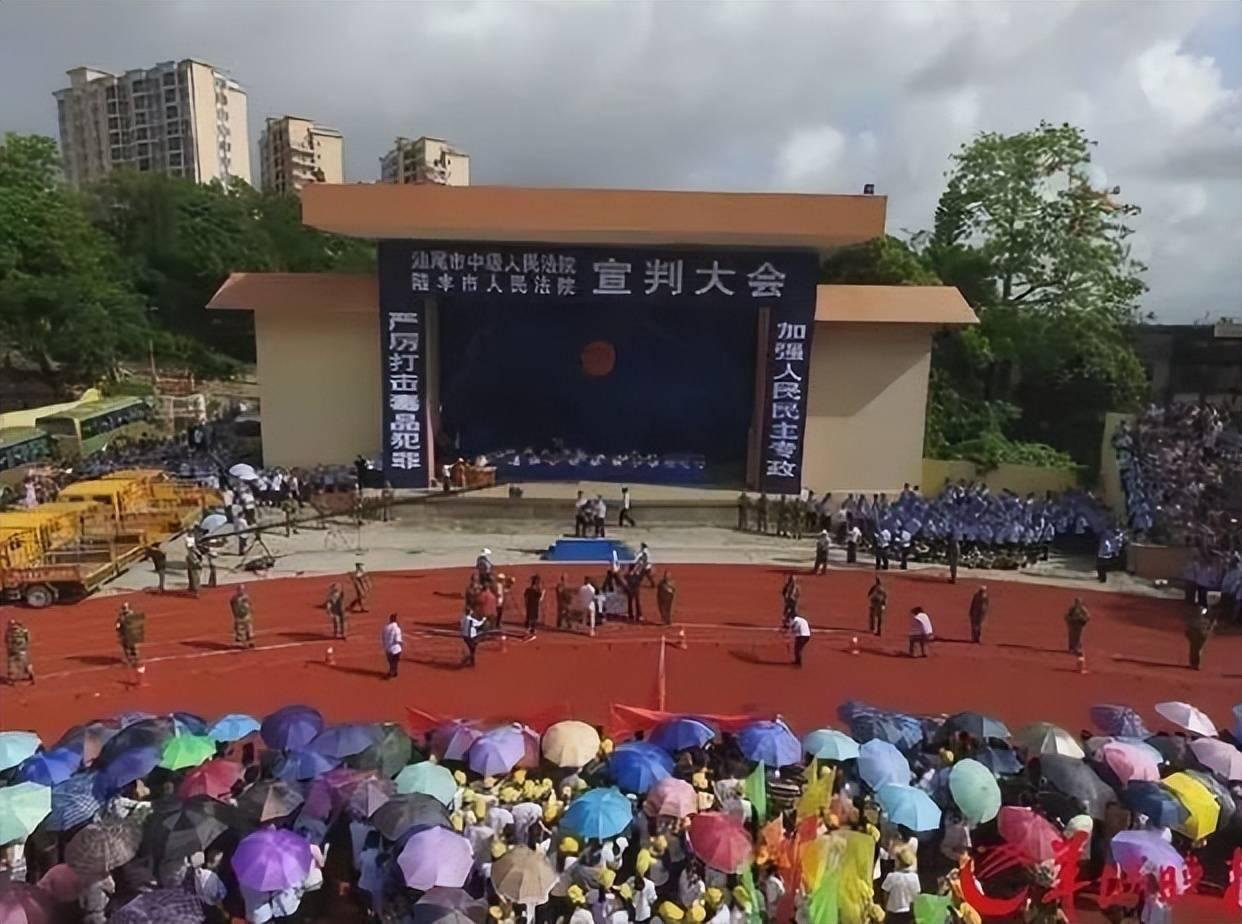 2015年，女毒枭胡巧贤死刑前照片：万人公审，脖子上还套着锁喉绳，在生命的最后时