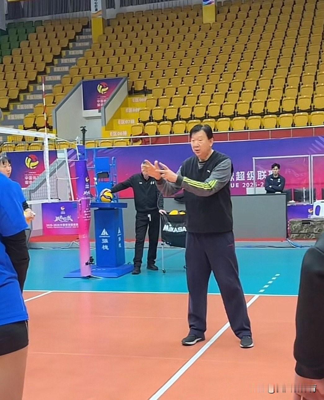 辽宁女排这真是输急眼了啊？连夜紧急换主教练，辽宁女排自开赛以来未取得一场胜利，遭