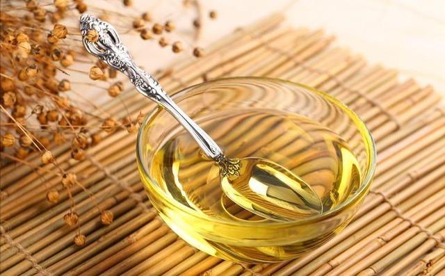 我们每天都在厨房里选择食用油，然而你知道吗？油的选择可能直接影响到我们身体的健康