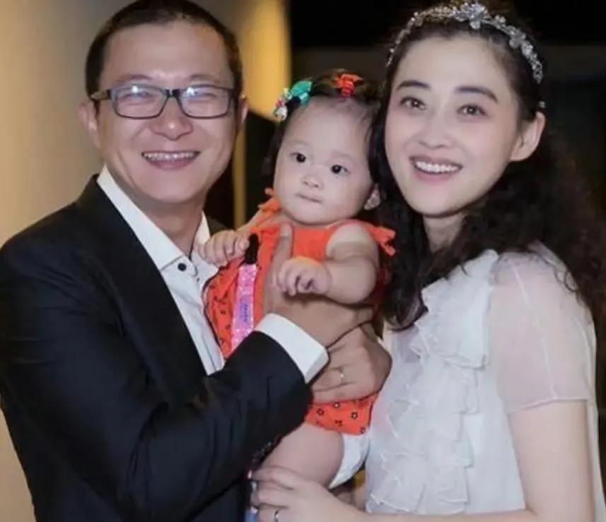 梅婷一家10口人住在北京顺义的别墅区，后面还有400平的菜园，公婆清晨6点下地，