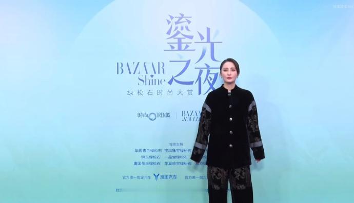 最近蒋勤勤在出席活动的时候搭配了一身黑色的刺绣套装，看起来高雅又时尚。她的妆