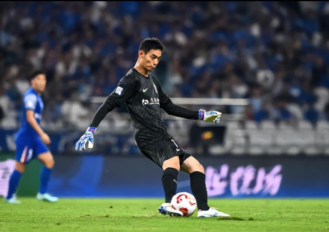 上海申花球迷：排队给薛庆浩道歉，这一场比赛简直无可挑剔，本轮最佳扑救有了，以后一