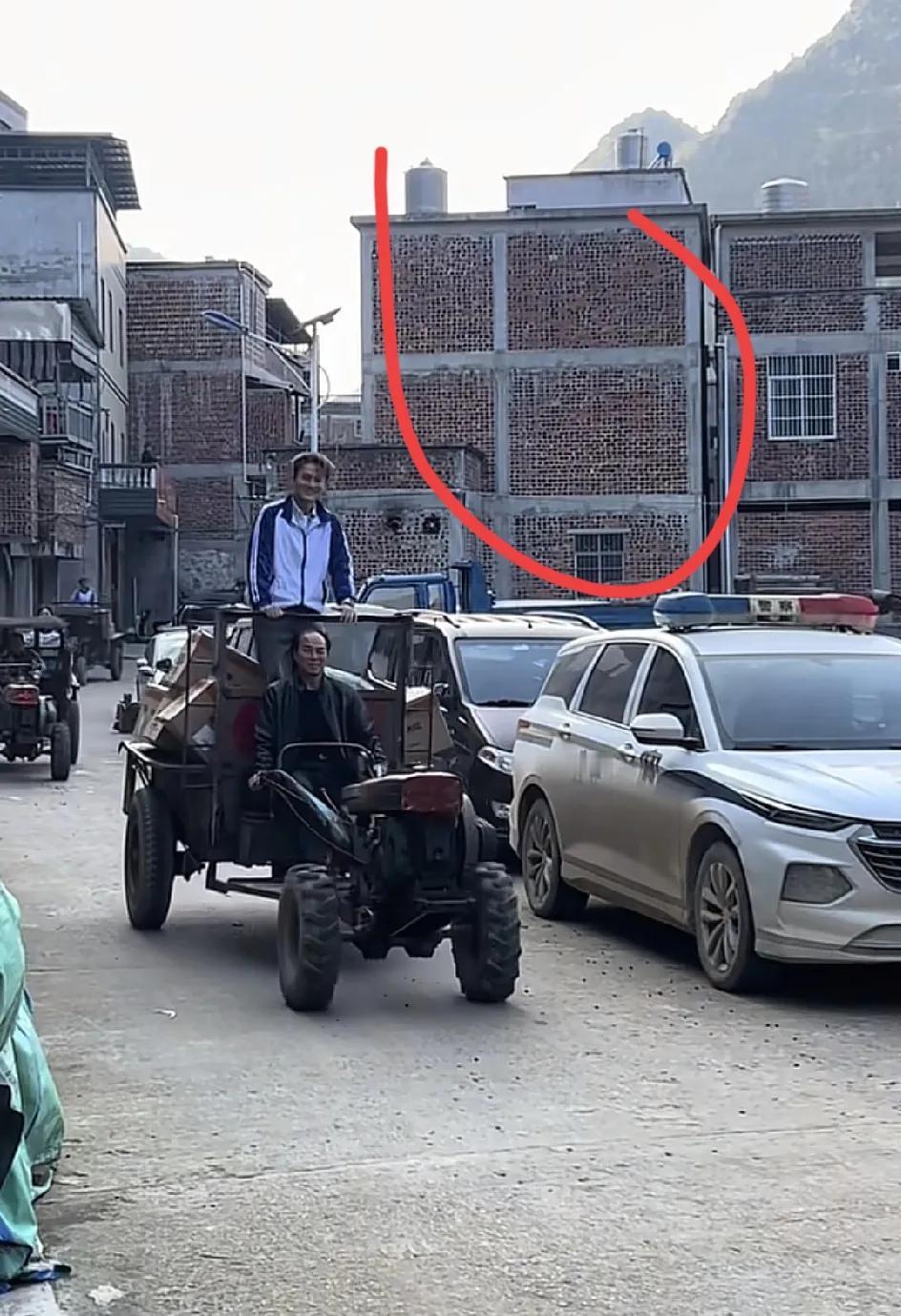 吴克群来广西后，搞装修的就盯上广西，执意要来做装修，我妈妈说，这就是来和尚庙里卖