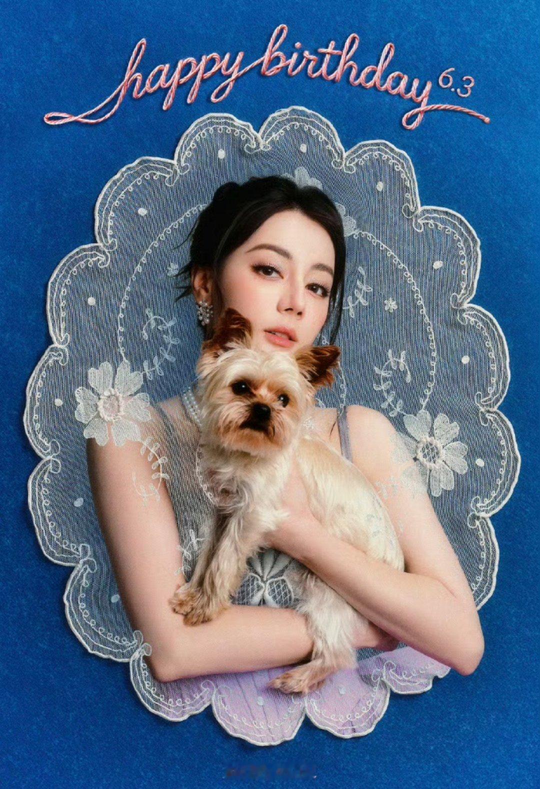 迪丽热巴背后的立牌有Alices生辰当日解锁重磅成绩，迪丽热巴凭《嘉人》封面集齐