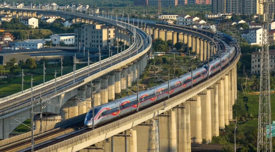 2026年，我国高速铁路网持续扩容提质，全国已有13个省份高铁运营里程突破200