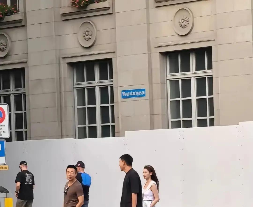 马筱梅坐在直播镜头前，跟几十万粉丝抱怨自己陪汪小菲去法国走得太急，连换洗衣物都没带，全靠老公临时刷卡
