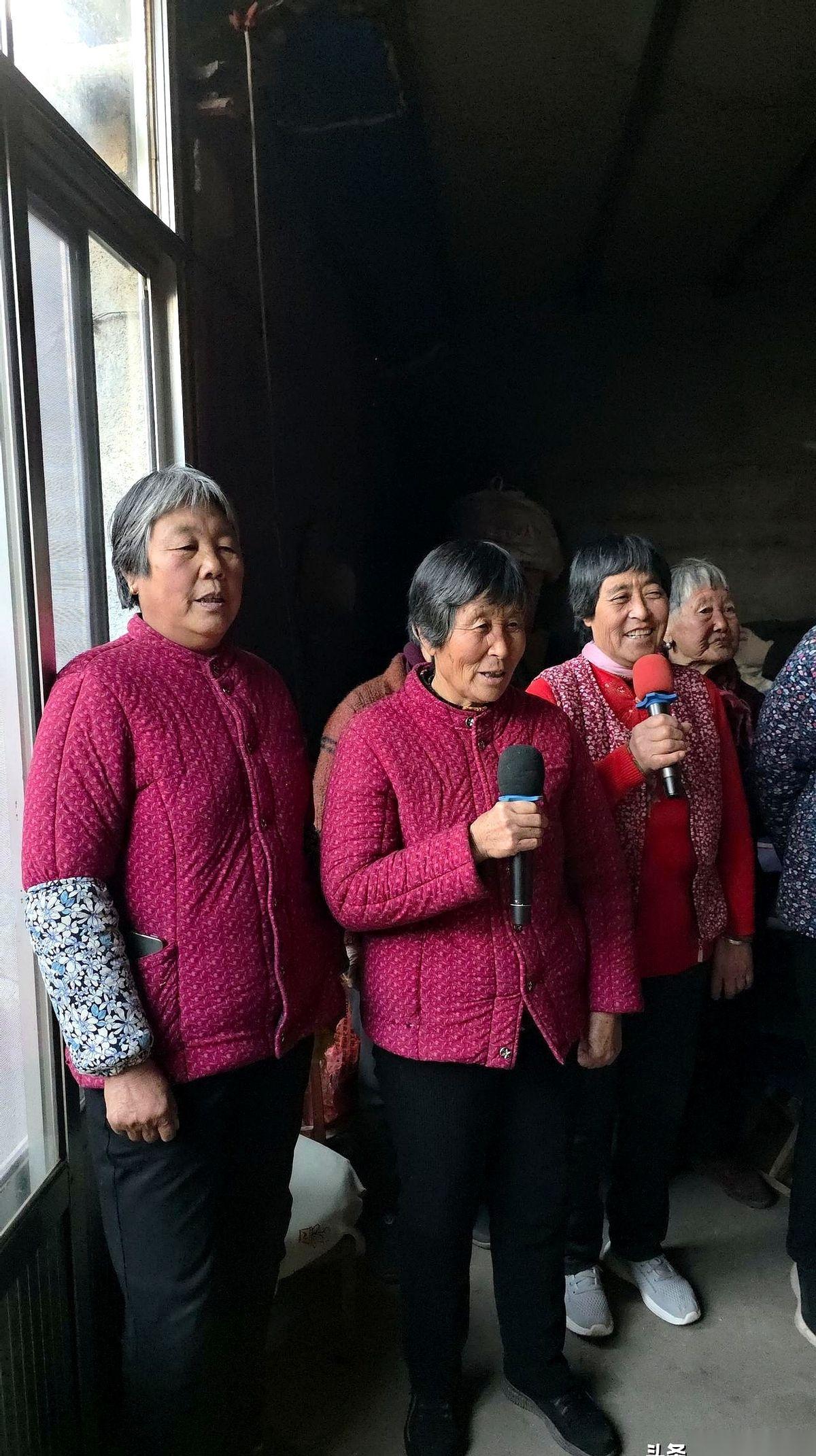 回村里住了半年，给我冲击最大的，是我那个35岁的侄媳妇。老公常年在外打工，她一