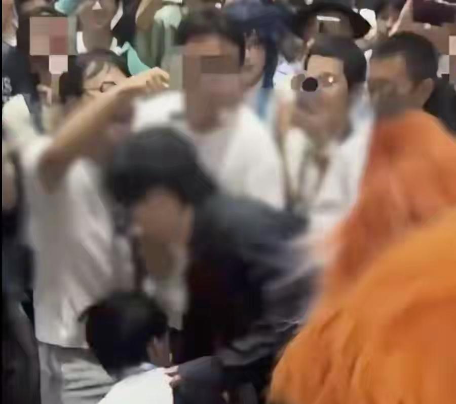 “把假发摘了！”成都地铁口千人怒吼，红白阴阳头被一把扯下，涉事小伙刚想溜，就被按