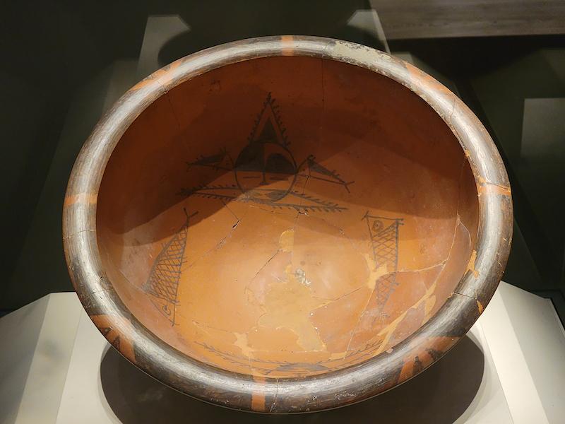 考古发掘中，经常在建筑基坑里发现儿童的骸骨。他们往往是站着的，不是躺着的。