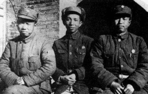 无论是坐着，还是站立，都是虎虎生威，威风凛凛，霸气侧漏，不可小觑，他不愧是当年红