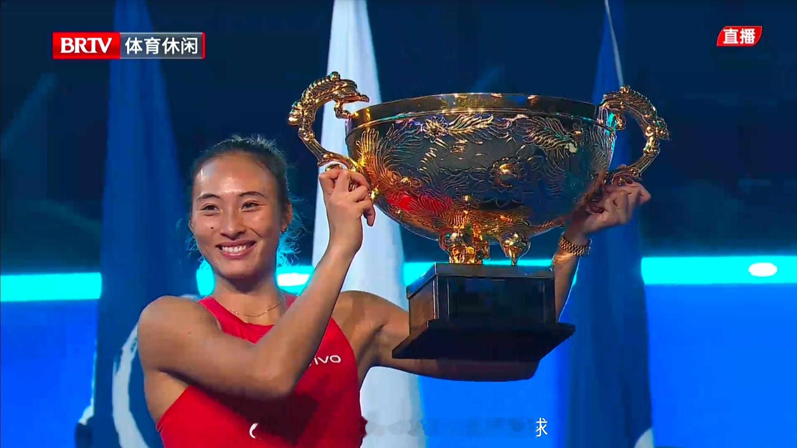 郑钦文中网女单夺冠郑钦文的第一个1000赛冠军，20届ChinaOPEN的第