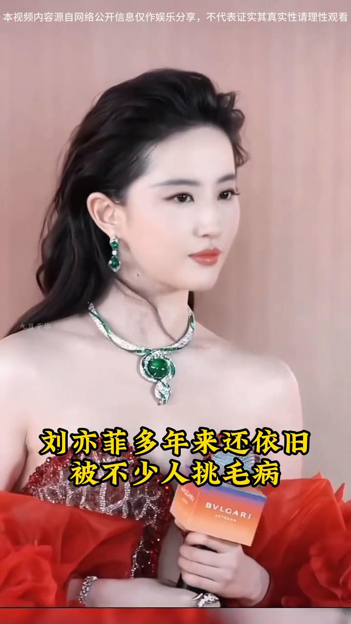 不玩手机刘亦菲。怎么也没想到，如今人人手机都不离手的时代，刘亦菲拍戏时竟从不拿