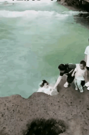 把孩子领到这么危险的地方来，当家长的本身就没有一点安全意识，也不知道这些人的脑袋