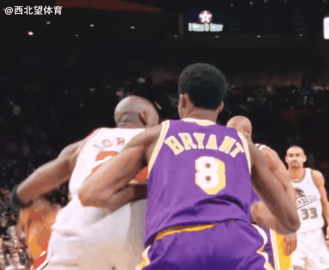 乔丹的跳投，非常简洁高效！无论是正面的突破急停跳投，还是背打翻身后仰，乔丹的