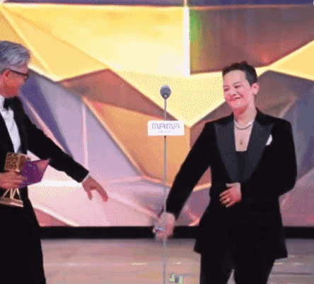 周润发法拉利未见捐款，却登台“捞金”！周润发惹争议，网友的解释说得通吗？周润