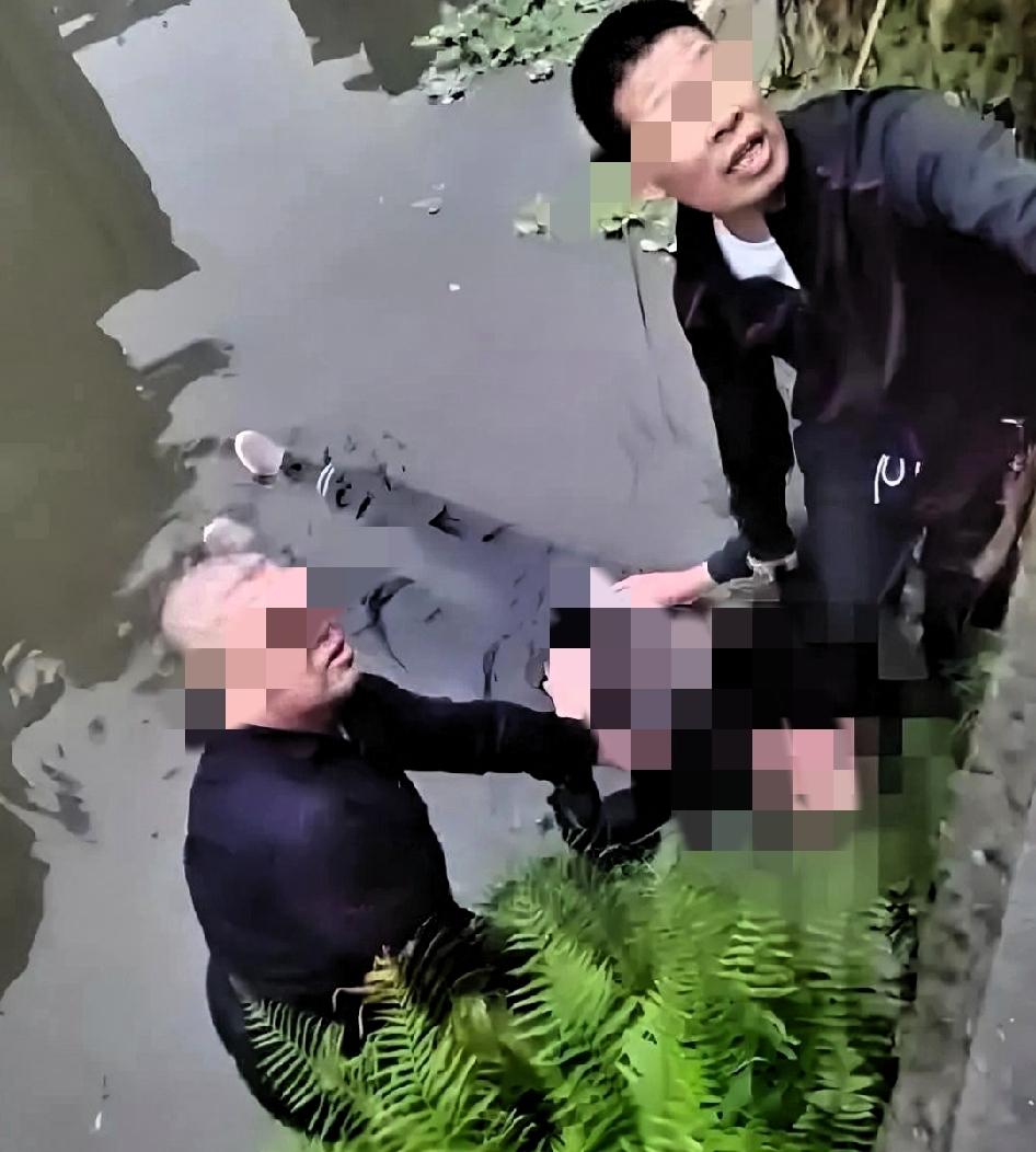 警察问小伙：“你眼睁睁的看着有人掉河里了，为什么不救啊？”小伙说：“我本来是想