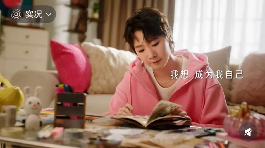王曼昱的温柔瞬间，原来赛场外的她这么软刷到小鱼儿的这组画面，心一下就被戳中