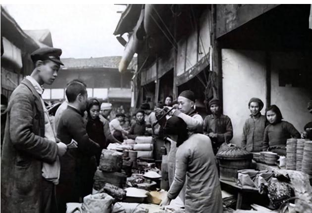 1950年，重庆大妈外出买菜，发现一个菜贩子口音有问题，便与他闲聊，买完菜后，她