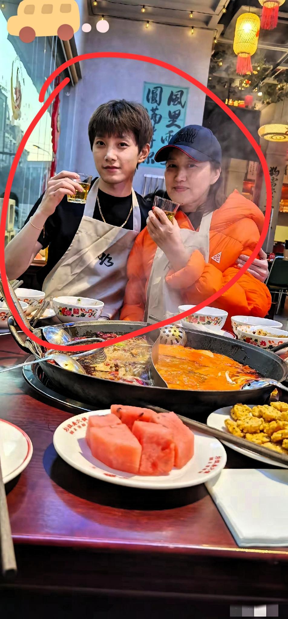 范世琦又出来活跃了!晒出自己的一猫一狗,状态看着特好,一看就是病彻底好了,选在