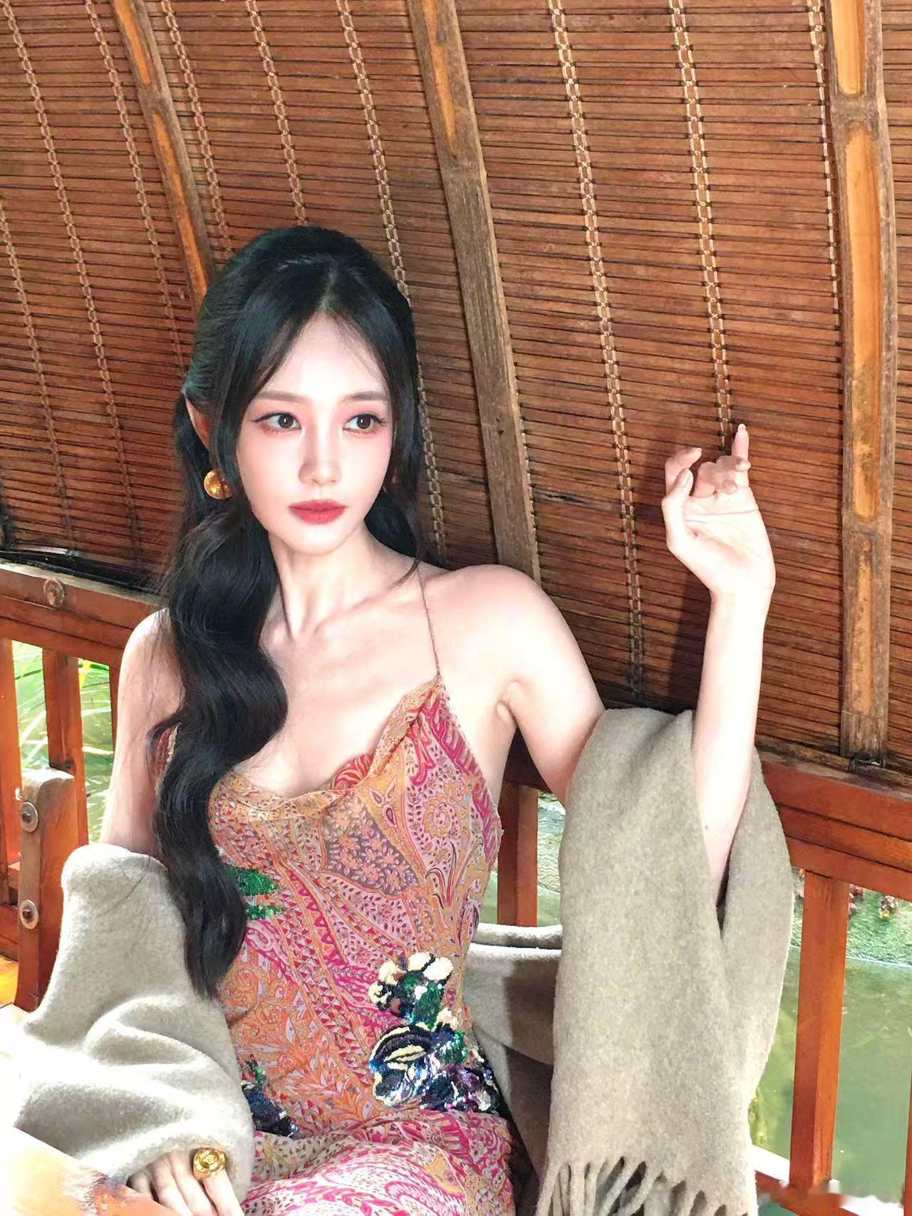 李一桐仿佛白到发光李一桐好白好美看饭拍直拍忍不住感慨，原相机也扛得住。白皙肤色衬