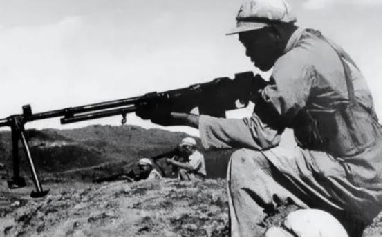 1951年，一挺美国重机枪落到了我志愿军战士余新发手上，但奇怪的是，上了战场后，