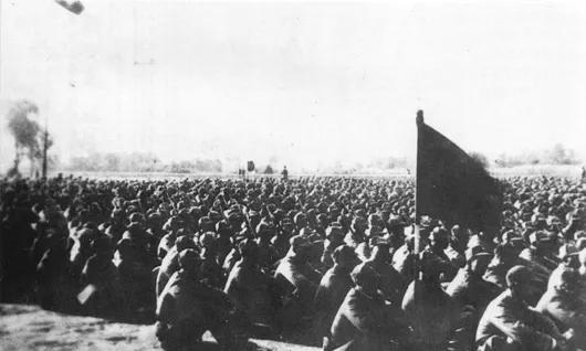 老照片，1945年8月，新四军第三师指战员在大反攻前夕召开誓师大会，即将参加对日