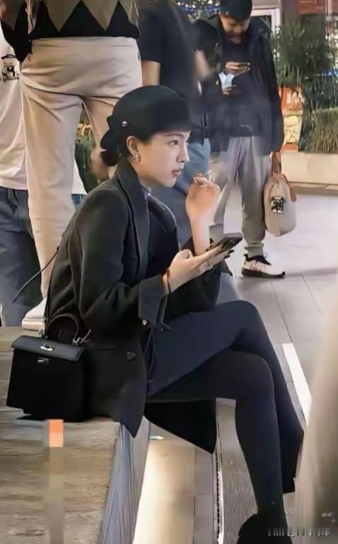 女孩的气质很优雅，但是喷烟吐雾的行为，一下子就把人的心，看的拔凉拔凉的！这些年也