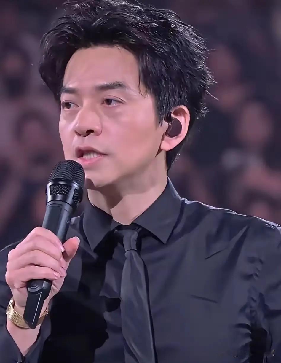 那英演唱会唱《弯弯的月亮》怀念刘欢我不纳闷，袁娅维演唱会满屏恩师刘欢我也不吃惊，我感到意外的是李健。