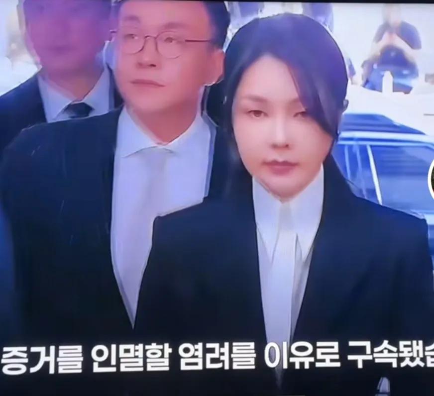 金建希被曝出有个秘密安全屋，而她每当心情不好，就去安全屋那里发泄。据韩国媒体报道