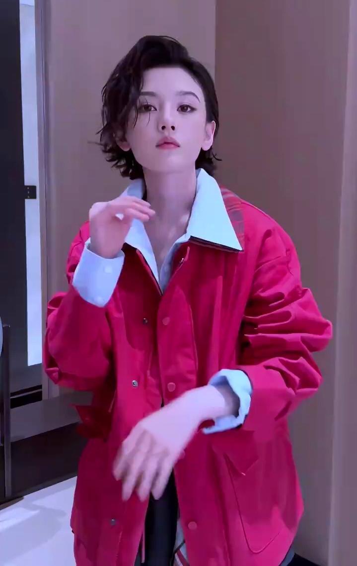 宋祖儿短发造型又美又飒，五官精致清爽干练，甜与飒碰撞出高级气场[