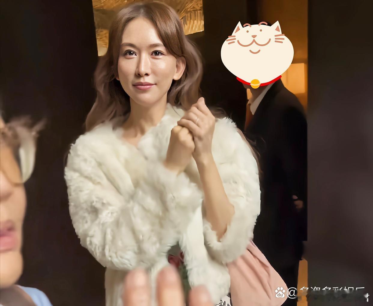 林志玲生图与之前变化好大，差点没认出来！她的皮肤倒是依旧滑嫩，但是眼袋明显，颧骨