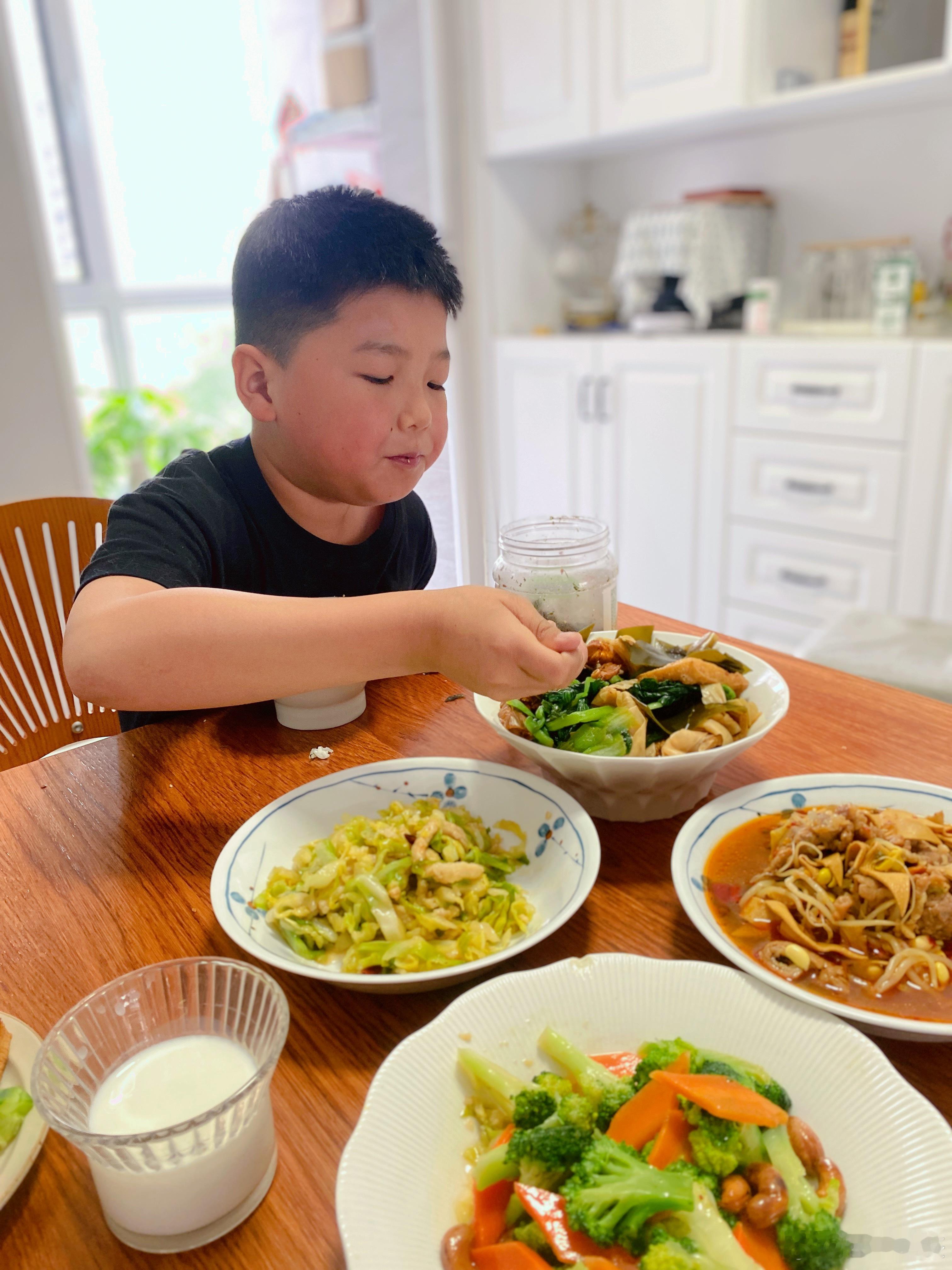 炒包菜丝、西兰花炒腰果、煮牛肉片、干饭能手皮夹克越来越胖了，给他控制体重，有点难