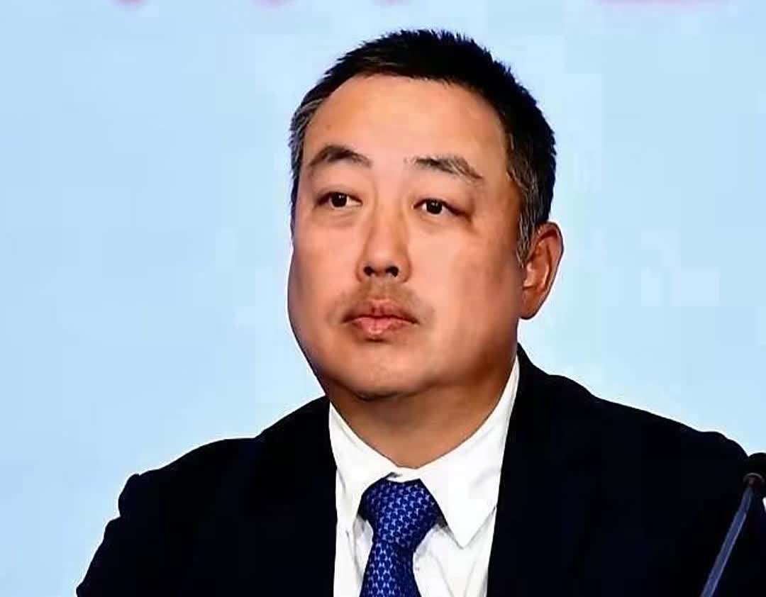刘国梁这会儿怕是后槽牙都快咬碎了。任谁也没料到，他刚卸下乒协主席担子，国际乒联财